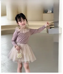 Dettaglio del top a balze viola e della gonna in tulle con paillettes per bambine