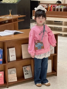 Détail du sweat rose avec col chemise fleuri et un mini sac à main bleu pour enfant