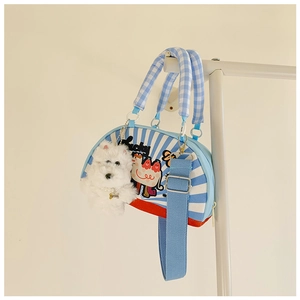 Détail du sac enfant semi-circulaire rayé avec motif chameau et peluche de chien