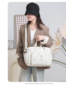 Sac à langer matelassé avec broderie tulipe rose porté par un mannequin