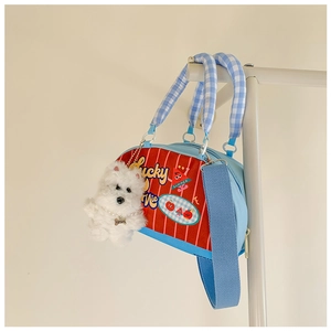 Vue détaillée du sac enfant en toile rayée bleu clair avec porte-clés chien en peluche