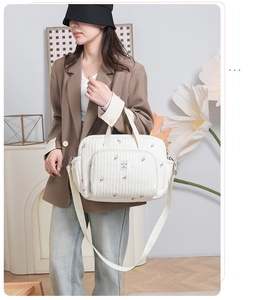 Sac à langer matelassé blanc avec broderie de tulipes roses et large bandoulière réglable