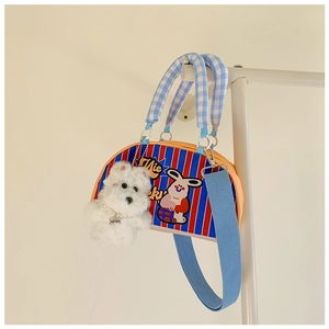 Détail du sac à main rayé demi-lune pour enfant avec motif lapin et pendentif peluche