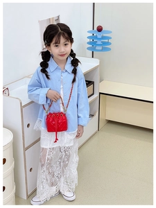 Détail du sac seau matelassé rouge avec chaîne dorée pour enfants et tout-petits