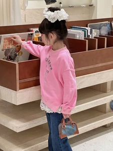 Sweat-shirt rose avec imprimé lettres noires porté par un mannequin enfant