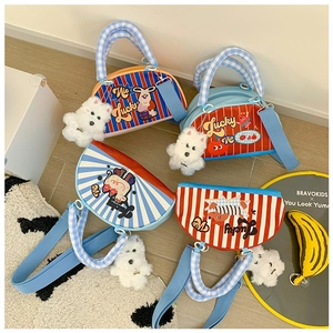 Détail de sacs à main demi-lune rayés pour enfants avec motifs animaux et breloques en peluche