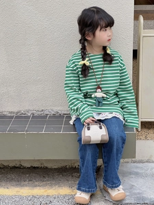 Tenue de rue enfant : t-shirt à rayures à manches longues et jean droit bleu foncé