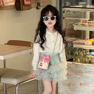 Sac seau pour fille avec imprimés cerises et nœud rose sur similicuir de couleur ivoire