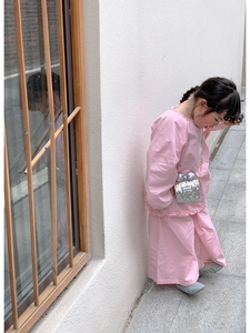 Detail of a silver sequined mini crossbody bag with a large bow for stylish kids
