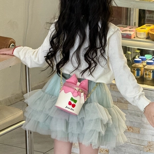 Mini sac seau fille imprimé cerises avec nœud rose et bandoulière chaîne sur enfant