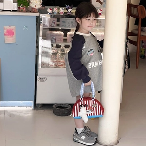 Sac à main enfant rayé demi-lune avec motif chien et pendentif en peluche