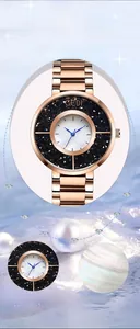 Détail de la montre GEDI avec bracelet en or rose, cadran en nacre et aiguilles bleues