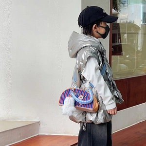 Sac bandoulière enfant à rayures mode avec motif lapin et charm en peluche blanc