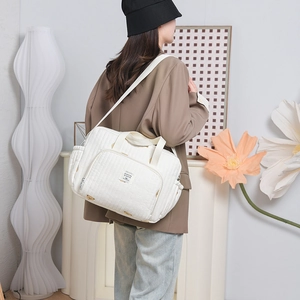Sac à langer blanc matelassé avec broderie d'ours et bandoulière réglable
