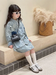 Détail d'une robe en jean avec appliqués floraux 3D et accessoires de mode chic