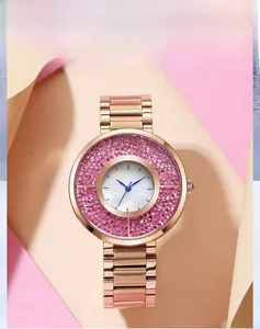Détail du cadran de montre or rose avec nacre et cristaux roses scintillants