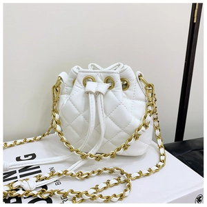 Détail du sac seau blanc matelassé avec bandoulière chaîne dorée et cordon de serrage