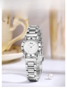 Détail de la montre Gedi vintage argentée avec cadran dépoli et lunette à chiffres romains