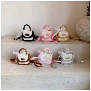 Vue détaillée de mini sacs en paille avec nœuds en dentelle et bandoulières en six couleurs