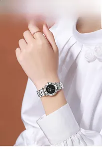 Détail de la montre Gedi pour femme avec bracelet en acier inoxydable massif et cadran noir