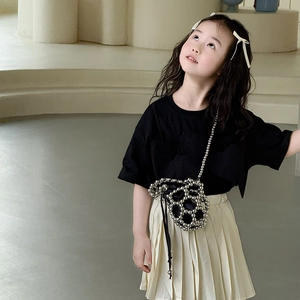 Completo bambina t-shirt con fiocco nero, gonna a pieghe e borsa a secchiello di perle