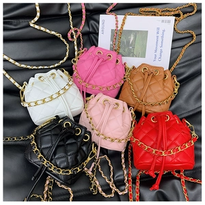 Collection de sacs seaux matelassés pour enfants en six couleurs avec bandoulières