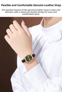 Gros plan d'une montre femme avec cadran vert, boîtier doré et bracelet en cuir noir