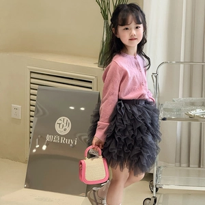 Ensemble cardigan rose et jupe en tulle gris avec mini sac en paille pour filles