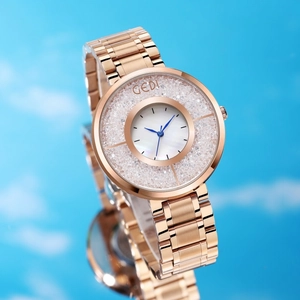 Montre femme or rose en acier inoxydable avec cadran nacré anneau étoilé et aiguilles bleues