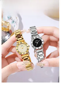 Montres classiques en métal or et argent avec cadrans à chiffres romains sur fond vintage