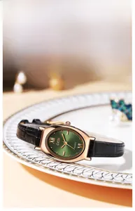 Gros plan détaillé d'une montre à quartz ovale vintage posée sur une assiette en céramique