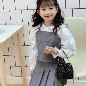 Ensemble mode pour fille avec chemise en dentelle, jupe plissée grise et sac seau