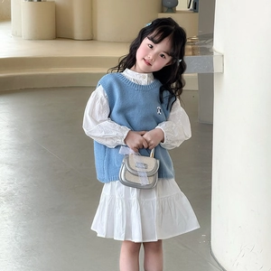 Ensemble mode fille avec gilet en tricot bleu ciel et robe chemise blanche