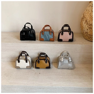 Mini sacs à main Boston déclinés en six coloris, dont noir, rose et patchwork denim