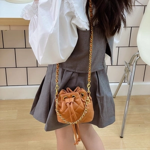 Sac seau matelassé marron pour enfants avec cordon de serrage et bandoulière chaîne