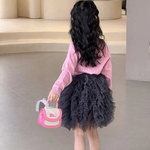 Ensemble fille avec pull en tricot rose et jupe en tulle avec sac en paille à nœud