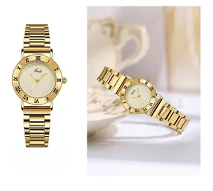 Détail d'une montre à quartz vintage dorée avec lunette romaine et bracelet à maillons métal