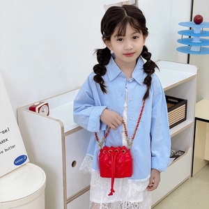 Sac seau matelassé rouge pour enfants avec chaîne dorée et fermeture à cordon