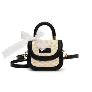 Mini sac bandoulière paille pour filles avec rabat noir et nœud en dentelle blanche