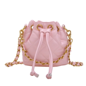 Sac seau rose matelassé en simili cuir avec chaîne dorée pour une mode enfantine