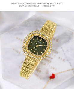 Detalle de reloj de lujo con esfera cuadrada verde, bisel de diamantes y correa dorada