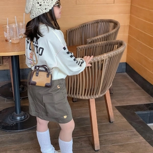 Mini sac bandoulière tendance pour fille café avec tenue d'automne en tricot et jupe