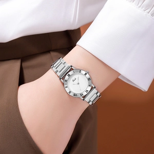 Montre Gedi minimaliste en acier inoxydable argenté pour femme avec cadran romain blanc