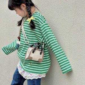 Mini sac à bandoulière pour filles bicolore avec lettres embossées en extérieur urbain