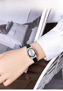 Détail de la montre GEDI ovale en argent avec cadran blanc et bracelet en cuir noir
