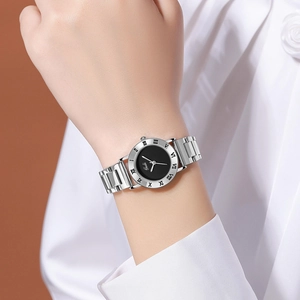 Montre minimaliste pour femme en acier inoxydable argenté avec cadran noir et chiffres romains