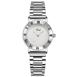 Montre à quartz élégante en argent pour femme avec lunette à chiffres romains
