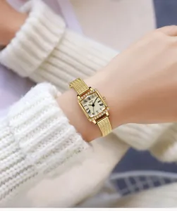 Détail de la montre dorée rectangulaire GEDI avec lunette diamantée et chiffres romains