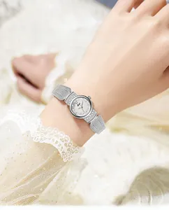 Détail de la montre à bracelet en maille argentée avec cadran en nacre et strass