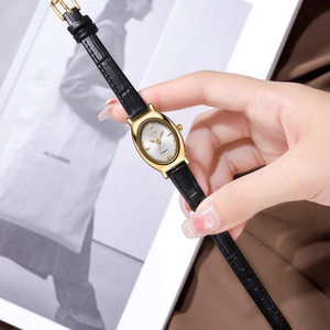 Montre à quartz élégante pour femme avec boîtier ovale doré et bracelet en cuir noir façon croco
